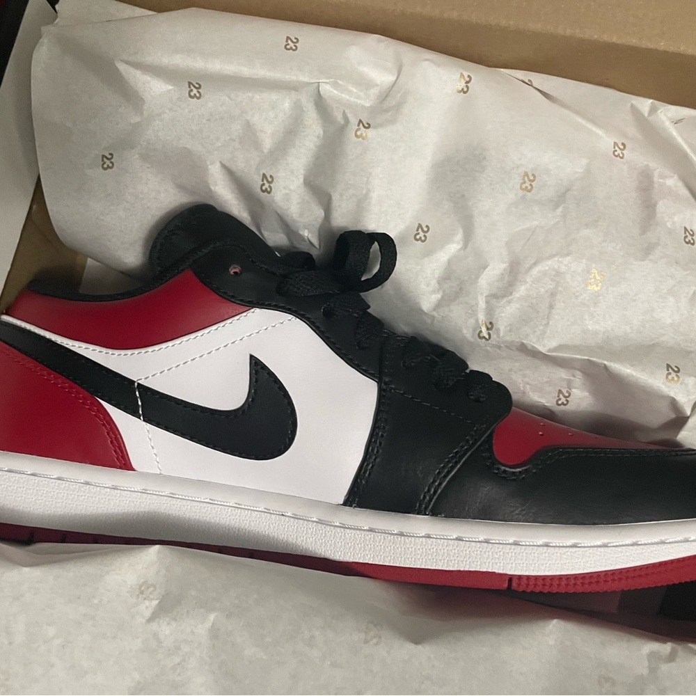 Air jordan 1 low bred toe size 8.5M brand new